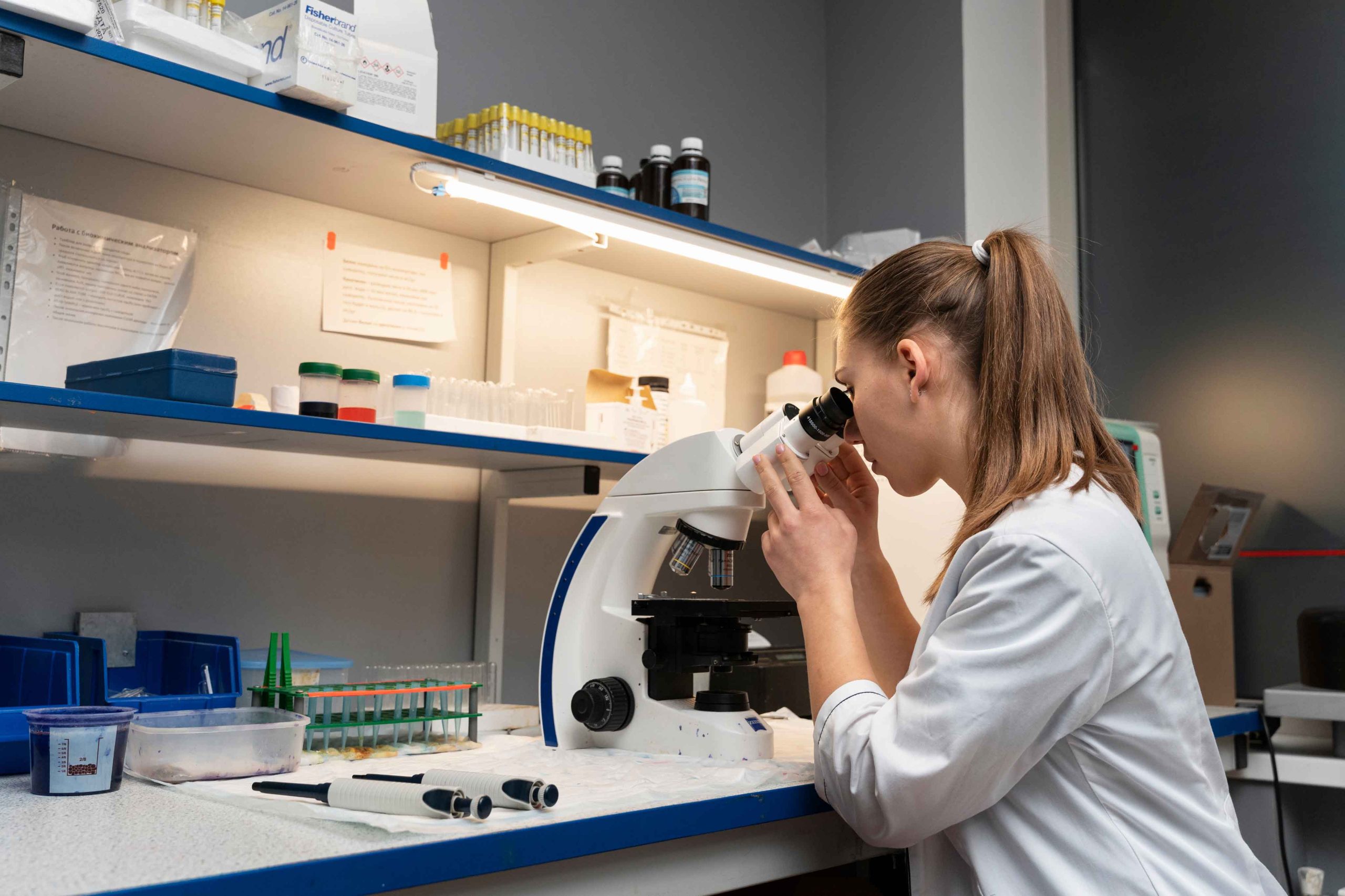 cientifica en laboratorio con microscopio