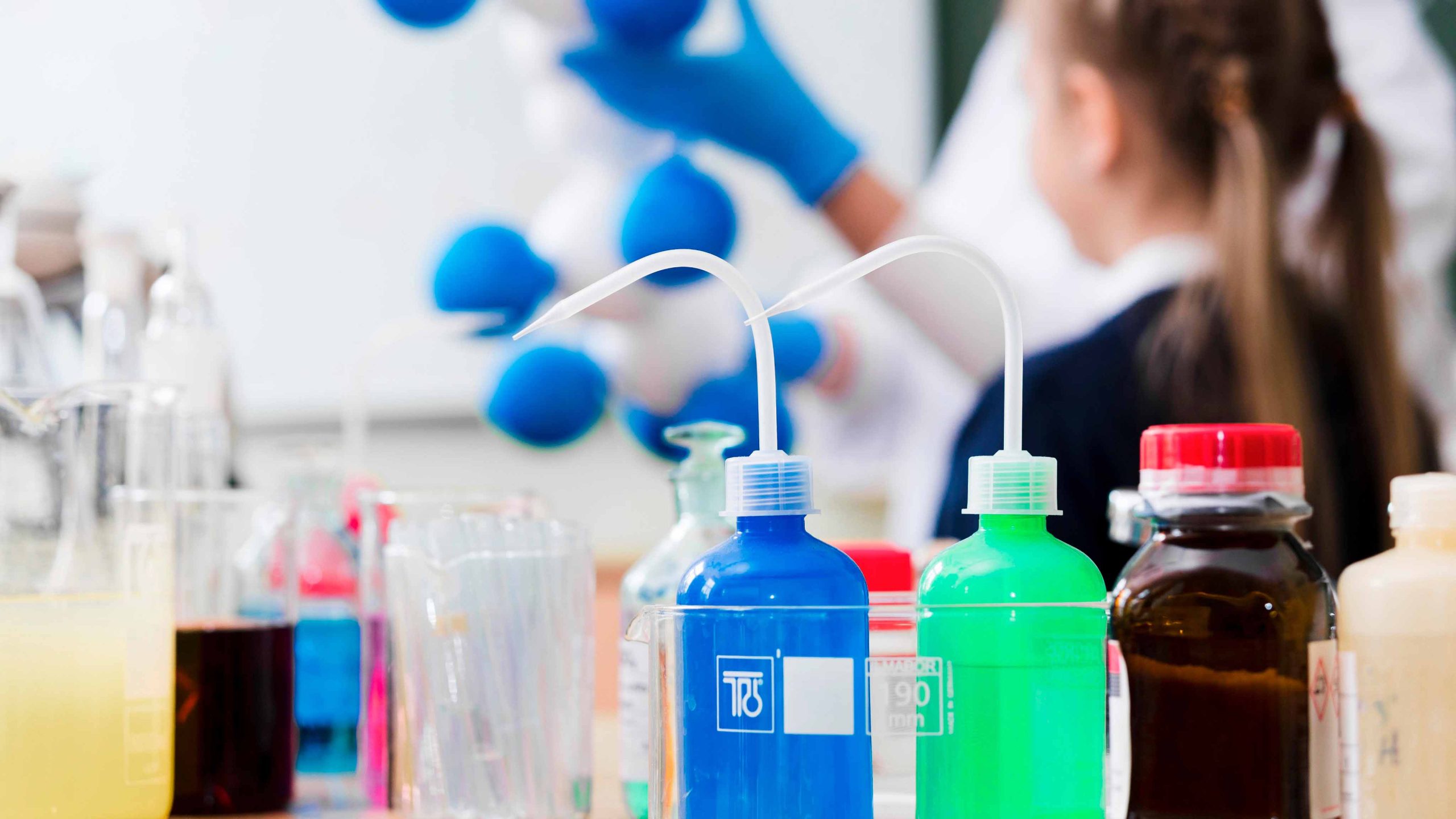 Frascos de diferentes colores con líquidos en un laboratorio de química.